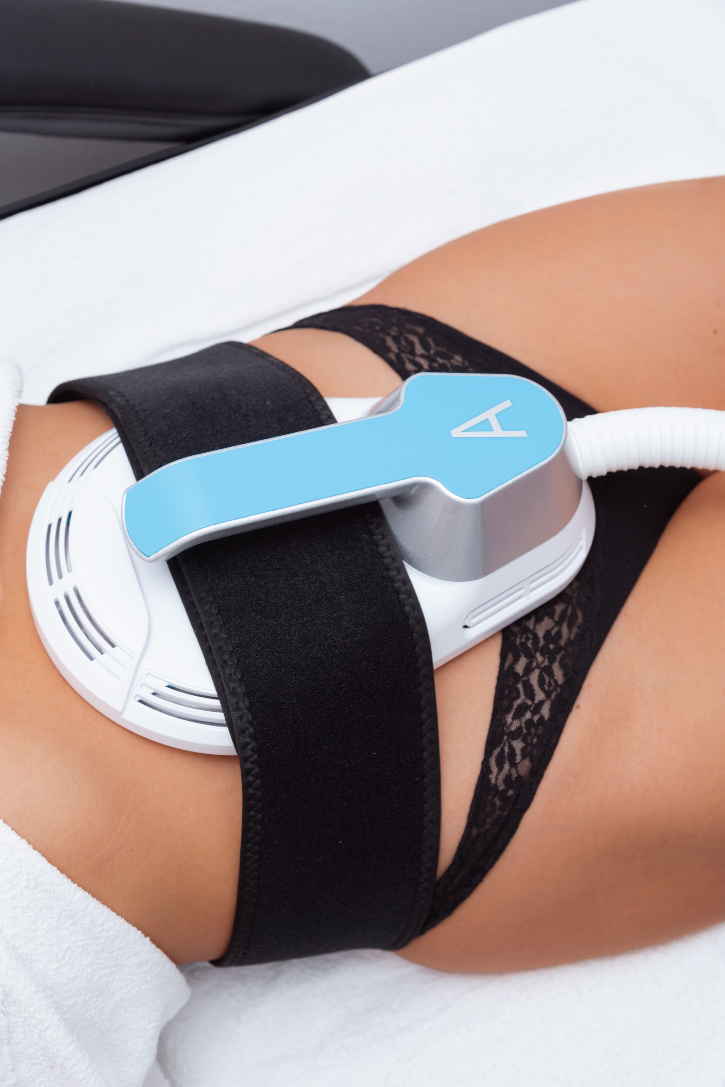 HIEMT alakformáló kezelés közben háttámlás ágyon fekvő vendéggel.